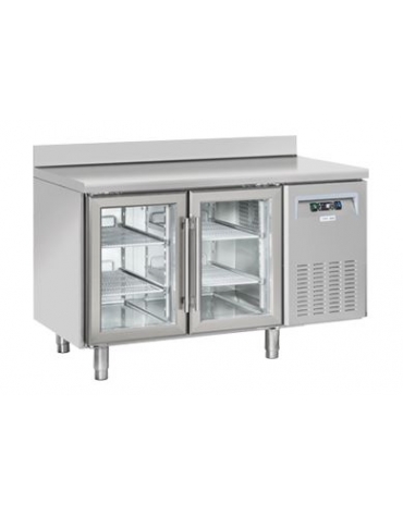 Tavolo refrigerato 2 porte a vetro con alzatina, in acciaio inox AISi 304, refrigerazione ventilata - Classe B - cm 135x72,5x95h