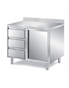TAVOLO INOX AISI 304 CON CASSETTIERA A TRE CASSETTI E ANTA A BATTENTE - CON ALZATINA - CM. 110X70X85H