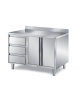 TAVOLO ARMADIATO INOX AISI 304 CON CASSETTIERA A 3 CASSETTI E DUE ANTE BATTENTI - CON ALZATINA - CM. 140X70X85H