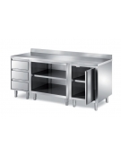 TAVOLO ARMADIATO INOX CON CASSETTIERA A TRE CASSETTI, ANTA BATTENTE E VANO A GIORNO - SENZA ALZATINA - CM. 120X70X85H