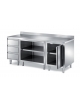 TAVOLO ARMADIATO INOX AISI 304 CON CASSETTIERA A 3 CASSETTI, ANTA BATTENTE E VANO A GIORNO - CON ALZATINA - CM. 160X70X85H
