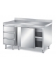 TAVOLO ARMADIATO INOX AISI 304 CON 2 ANTE SCORREVOLI E 1 CASSETTIERA A 3 CASSETTI H 150 MM GN 1/1, CON ALZATINA - CM. 280X80X87H
