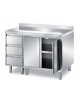 TAVOLO ARMADIATO INOX AISI 304 CON 2 ANTE A BATTENTE E 1 CASSETTIERA A 3 CASSETTI H 150 MM - CON ALZATINA - CM. 150X90X87H