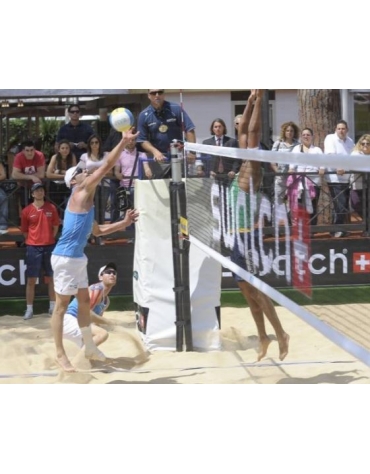 Impianto in acciaio bussola tridimensionale, adatto anche per il beach-tennis, dotato di 6 pali in legno.