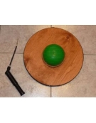 Tavoletta propriocettiva rotonda in legno con semisfera gonfiabile.