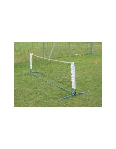 Impianto calcio per perfezionare il palleggio aereo completo di rete.