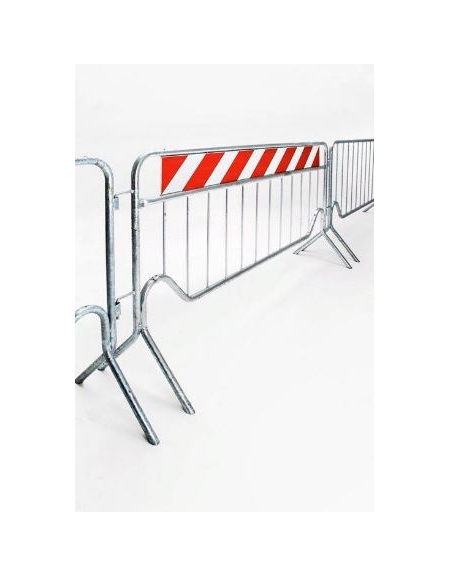 Transenna impilabile realizzata in tubo acciaio zincato diam. 40 mm. con fascia rifrangente. Dim. 225 x 110 h.
