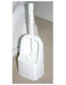 Portascopino in plastica con scopino.