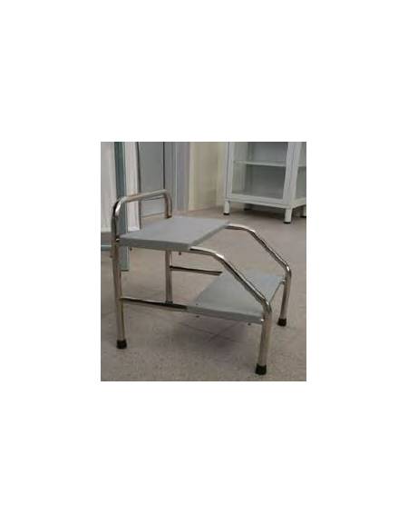 Scendiletto a 2 gradini, struttura in acciaio cromato. Dimensioni 40 x 50 x 36 h cm.