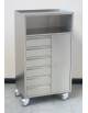 CARRELLO PER ANESTESIA IN ACCIAIO INOX CON SEI CASSETTI VERTICALI , UN'ANTA ED UN VANO SUPERIORE A GIORNO