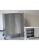 CARRELLO IN ACCIAIO INOX PORTA CONTAINER AD 2 ANTE BATTENTI CON GUARNIZIONE, DUE RIPIANI, PER 9 CONTAINER  – DIM.CM. 112X70X134H