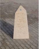 Dissuasore traffico a obelisco in cemento calcestruzzo - Colore bianco travertino - Kg 400 - cm 50x50x110h - Conforme ai CAM