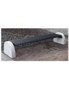 Panchina senza schienale, seduta realizzata da tubolari collegati tra loro, fianchi in cemento - cm 234x73x44h