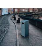 Cestino per raccolta differenziata di forma quadra, a 2 settori, realizzato in acciaio zincato e verniciato - cm 35x30x100h cad.