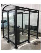 Pensilina in acciaio zincato verniciato, pareti in vetro, tetto in policarbonato, mezza anta frontale. Chiusa su 3 lati - cm 200