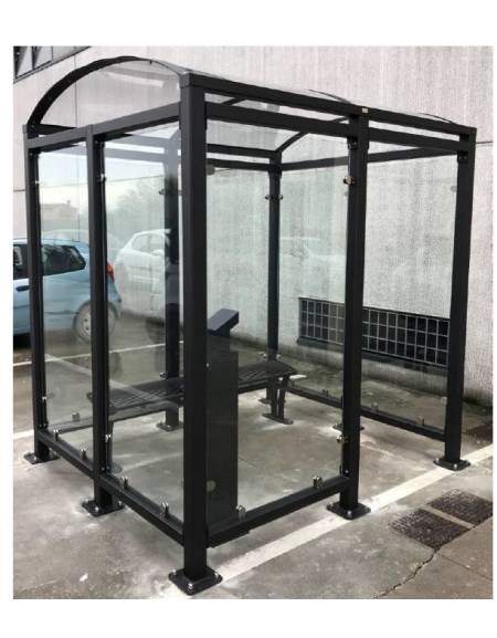 Pensilina in acciaio zincato verniciato, pareti in vetro, tetto in policarbonato, mezza anta frontale. Chiusa su 3 lati - cm 200