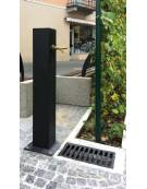 Fontana con struttura quadra in acciaio zincato e verniciato, con rubinetto in ottone e caditoia in ghisa - cm 15,2x70x100h