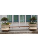 Panchina con seduta in legno fra 2 fioriere tonde in graniglia di marmo levigato e antidegrado colore a scelta - cm 340x90x65h