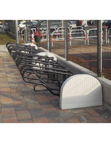 Portabici monofacciale 6 posti, realizzato in acciaio zincato e verniciato. Con fianchi in cemento - cm 323,5x135,7x70,2h