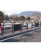 Barriera parapedonale con 2 montanti e 1 arco superiore in tubolare d’acciaio. Da tassellare - cm 120x111h