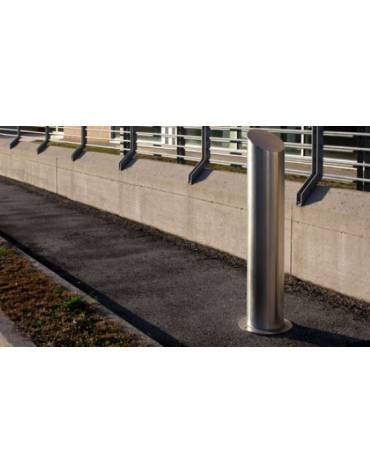 Dissuasore amovibile  in acciaio inox di altezza 1200 mm realizzato in tubolare D. 219 mm - inclusa boccola con chiave