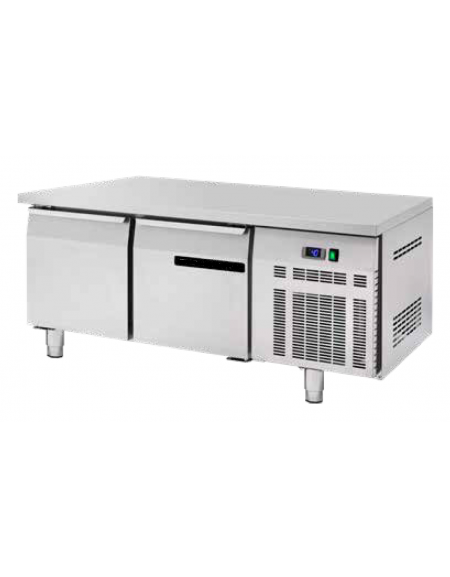 Banco refrigerato ventilato in acciaio inox con 2 porte, altezza cm 65 - Temp. 0/+8°C - Lt 171 - Classe C - cm 135x70x65h