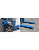 Carrello elevatore a forche realizzato in lega di alluminio, portata 227 kg, 2 ruote da 20 cm e 2 ruote da 5 cm - 88,3x63x180