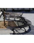 Panchina angolare con schienale, struttura in acciaio inox, seduta rivolta verso verso l’esterno - cm 2024x1277/1740x1740