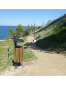 Cestino portarifiuti a forma cilindrica, da tassellare - doghe in legno di pregio e coperchio con spegnisigarette - cm 35x131,7h