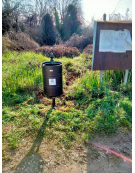 Cestino portarifiuti di forma cilindrica da tassellare in acciaio zincato e verniciato, con anello reggisacco - cm 35,5x112,5h