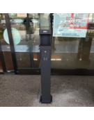 Spegnisigarette realizzato in acciaio zincato e verniciato di forma tubolare di acciaio. Da tassellare - cm 15x15x120h