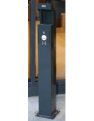 Spegnisigarette realizzato in acciaio zincato e verniciato di forma tubolare di acciaio. Da tassellare - cm 22x15x120h