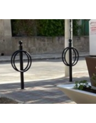 Portabici singolo realizzato in acciaio zincato e verniciato. A 2 posti. Da inghisare - cm Ø49,8x131,6h