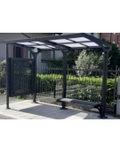 Pensilina bus in acciaio verniciato, tetto in policarbonato alveolare trasparente, parete di fondo in vetro - cm 300,8x181x236,2