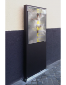 Bacheca monofacciale  in acciaio inox, con superficie espositiva in policarbonato. Da tassellare - cm 90x204,3h