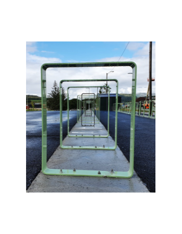 Portabici singolo in piatto ad arco, in acciaio zincato e verniciato - Da tassellare - cm 70x12x101h