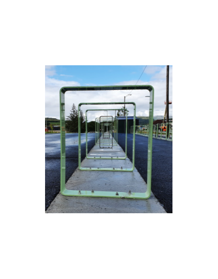 Portabici singolo in piatto ad arco, in acciaio zincato e verniciato - Da tassellare - cm 70x12x101h