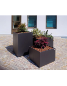 Fioriera quadrata in acciaio zincato e verniciato con fori di scolo per l’eliminazione dell’eccesso d’acqua - cm 100X100X100h