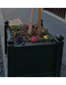 Fioriera a forma quadrata in tubolare quadro con decori, ricavati da torneria e traversi in tubo quadro - cm 50x50x60h