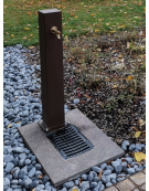 Fontana con struttura quadra in acciaio zincato e verniciato, con rubinetto in ottone e caditoia in ghisa - cm 15,2x70x100h