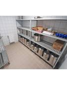 Scaffale per alimenti con montanti in alluminio e 4 ripiani forati in polietilene - cm 150x30x160h - Portata Kg 200 per piano