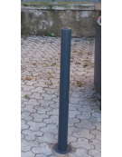 Dissuasore realizzato in tubolare di acciaio zincato e verniciato, da inghisare - cm Ø10,2x122h