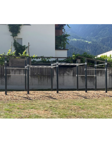 Stazione fitness realizzata in acciaio zincato e verniciato. Attrezzo per il rafforzamento muscolare - cm 734x175x249h