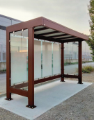 Pensilina in lamiera acciaio, parete di fondo in vetro e copertura policarbonato o lamiera coibentata + 1 parete laterale