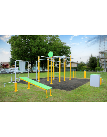 Stazione fitness realizzata in acciaio zincato e verniciato, con attrezzi per il rafforzamento muscolare