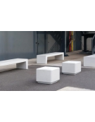 Seduta cubo realizzata in graniglia di marmo, con fianchi bocciardati e seduta levigata - senza schienale - cm 50x50x45h