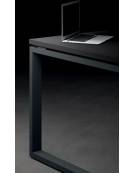 Scrivania ufficio operativa con gambe ad anello chiuso - cm 160x80x74h - Piano spessore mm 25 - Conforme ai CAM