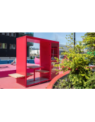 Set con libreria in acciaio zincato e verniciato, pareti in lamiera forata, tetto in policarbonato, seduta in legno di pino