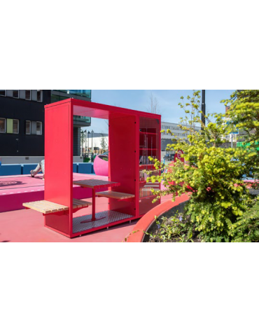 Set con libreria in acciaio zincato e verniciato, pareti in lamiera forata, tetto in policarbonato, seduta in legno di pino