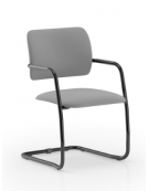 Sedia visitatore telaio a slitta nero con braccioli - schienale basso interamente rivestito - rivestimento ignifugo - CAM